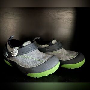 Crocs Dawson Boys Size 9C Grey Green Walking Outdoor Faux Fur Lined Clogs